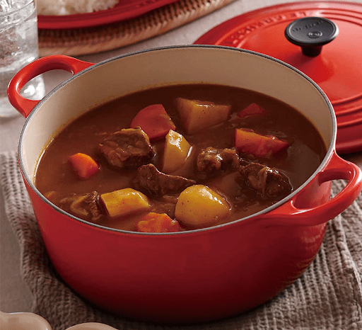 a red Le Creuset dutch oven-min